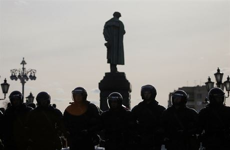 Policie u pomnku Alexandra Pukina bhem protest v Moskv.