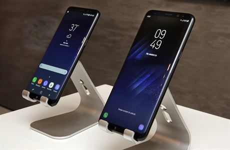 Nové typy mobilního telefonu Samsung. Samsung S8 (nalevo) S8 Plus (napravo).