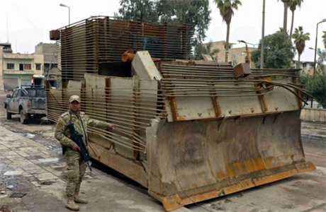Sebevraedný buldozer Islámského státu v Mosulu.