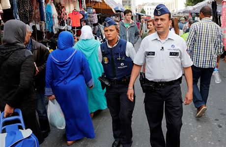 Bruselský policista marockého pvodu Tarek Chatt se svou parakou pi pochzce...