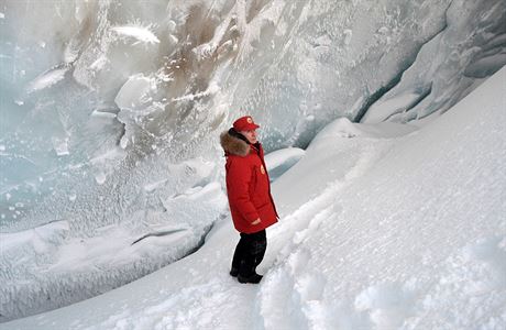 Ruský prezident Vladimir Putin si prohlíí ledovce v Zemi Franze Josefa,...