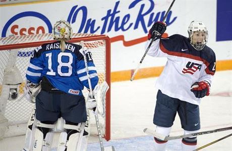 Hokejistka USA Hilary Knight slaví svj gól do sít Finska.