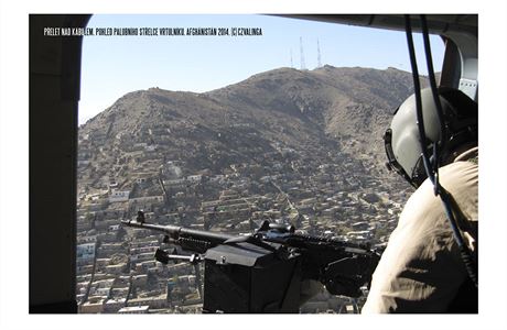 Pelet nad Kabulem v Afghnistnu v roce 2014. Pohled palubnho stelce...