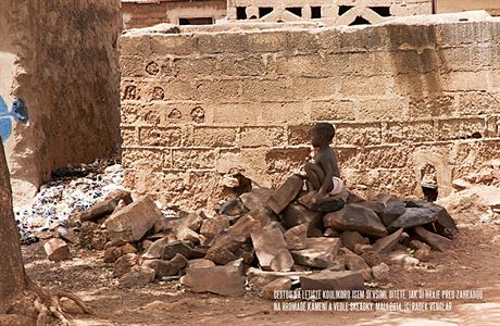 Dt, kter si v roce 2014 v Mali hrlo ped zahradou na hromad kamen.