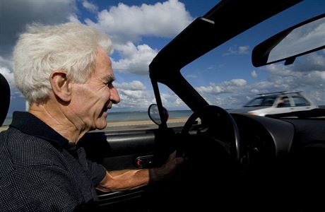 Senior za volantem - ilustraní foto.