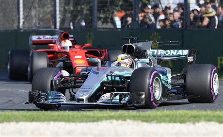 Závodník Mercedesu Lewis Hamilton pronásledovaný Sebastianem Vettelem na...