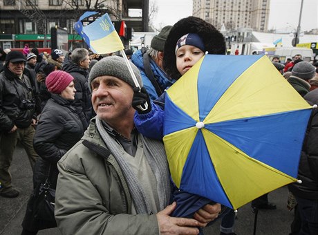 Lidé na vzpomínkové akci, kdy si připomínali rok od Majdanu
