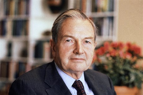 David Rockefeller na archivním snímku z roku 1981 pózoval fotografm.