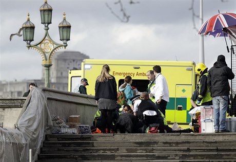 Záchranái na Westminsterském most pomáhají zranným a nabízejí jim potebné...