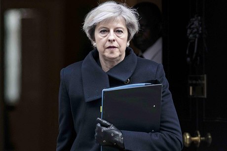 Britská premiérka Theresa Mayová oputí Downing Street, aby vystoupila s...