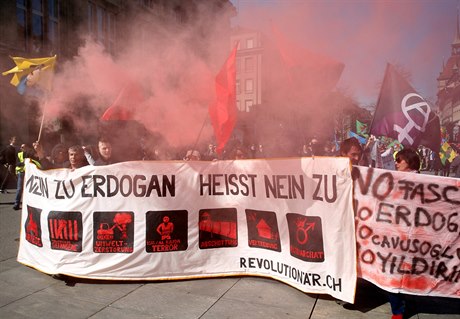 Lidé protestující v Bernu proti Erdoganovi.