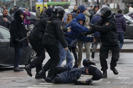 Policie zasahuje proti protestujícím v Minsku