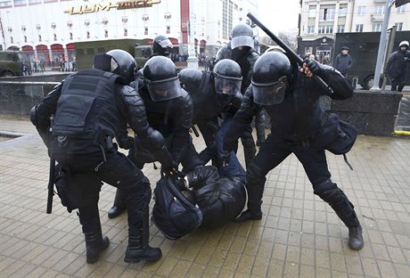 Policie zasahuje proti protestujícím v Minsku