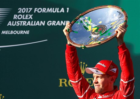 Nmec Sebastian Vettel ze stáje Ferrari slaví vítzství ve Velké cen Austrálie...