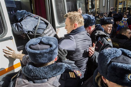 Zatýkání Navalného bhem protest v Moskv.
