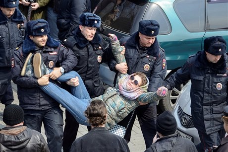 Policie zatýká enu bhem protest ve Vladivostoku.