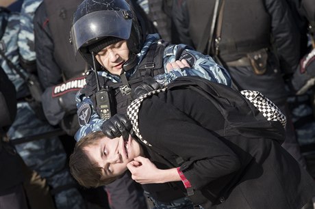 Ruská poádková policie v nedli zasahovala na demonstraci proti korupci....