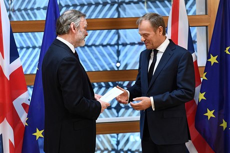 Pedseda Evropské rady Donald Tusk pebírá dopis zahajující brexit od britského...
