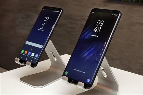 Nové typy mobilního telefonu Samsung. Samsung S8 (nalevo) S8 Plus (napravo).