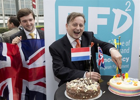 len strany UKIP Ray Finch porcuje dort na oslavu zaátku brexitu.