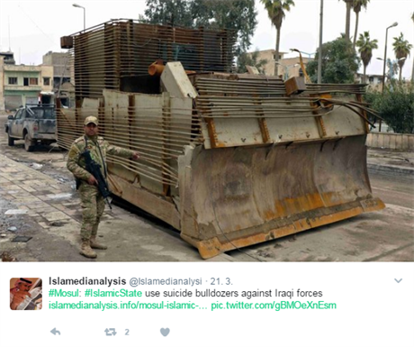 Sebevraedný buldozer Islámského státu v Mosulu.