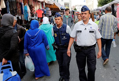 Bruselský policista marockého pvodu Tarek Chatt se svou parakou pi pochzce...