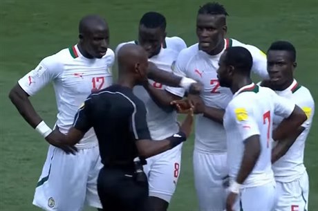Joseph Lamptey a senegalští fotbalisté, kteří (oprávněně) nesouhlasí s...