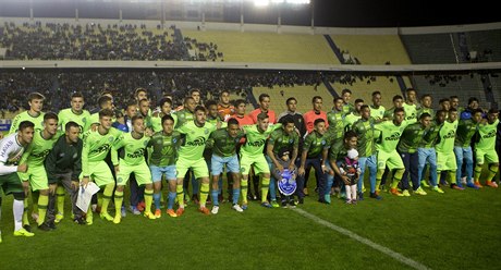 Fotbalisté brazilského Chapecoense a týmu Bolivar z Bolívie pózují spolen...