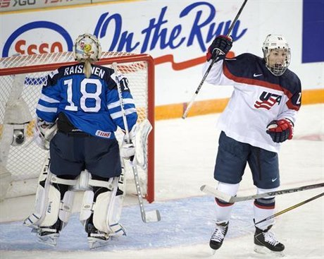 Hokejistka USA Hilary Knight slaví svůj gól do sítě Finska.