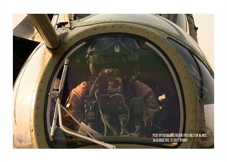 Pilot operátor soustední ped odletem na misi v Jalalabadu v roce 2012.