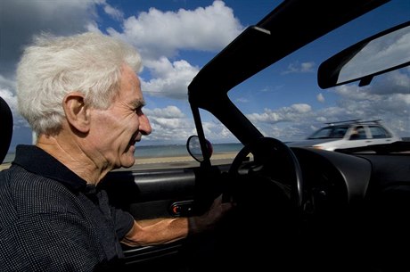 Senior za volantem - ilustrační foto.
