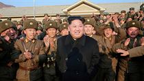 Kim ong-Un a pslunci severokorejsk armdy oslavuj test jadern rakety