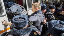 Zatkn Navalnho bhem protest v Moskv.