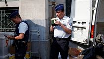 Bruselsk policista marockho pvodu Tarek Chatt se svou parakou pi pochzce...