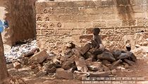 Dt, kter si v roce 2014 v Mali hrlo ped zahradou na hromad kamen.