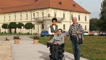 Pacientka s roztroušenou sklerózou Martina Kafková s rodiči v Žirči.