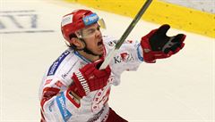 T�inecký David Cienciala st�ílí vít�zný gól do sít� Chomutova.