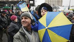 Rusk mdia hls: Na Ukrajin vypukla dal revoluce. Na Majdanu se selo sto lid