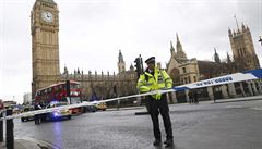 Policejní dstojník rozmisuje policejní pásku u stanice metra Westminster.