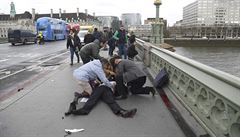 Zranní na most poblí budovy britského parlamentu.