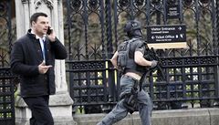 Ozbrojení policisté v okolí Westminsterského mostu.