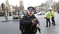 Policie se snaí vyprázdnit okolí britského parlamentu v Londýn.