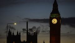 Zapadající slunce nad Westminsterským palácem v Londýn po stedením útoku.