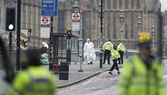 Forenzní vyetovatelé spolen s policisty ohledávají okolí Westminsterského...