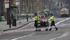 Policistky pepravují lékaské poteby po uzavení Westminsterského mostu.