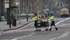 Policistky p�epravují léka�ské pot�eby po uzav�ení Westminsterského mostu.