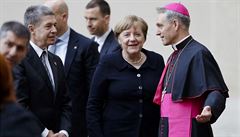 Nmecká kancléka Angela Merkelová a její manel s arcibiskupem Gansweinem
