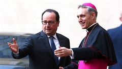 Francouzský prezident Hollande a arcibiskup Ganswein