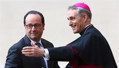 Francouzský prezident Hollande a arcibiskup Ganswein