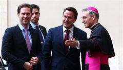 Lucemburský premiér Xavier Bettel a jeho manel Gauthier Destenay s...